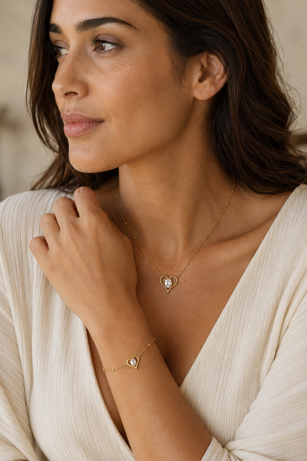Goudkleurig Stenen Hart Wit Setje Ketting + Armband, sfeerfoto van het complete setje
