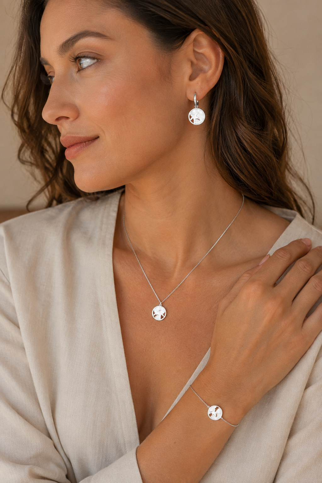 Zilverkleurige Zeester In Cirkel Setje Ketting + Armband + Oorbellen, sfeerfoto van het complete setje
