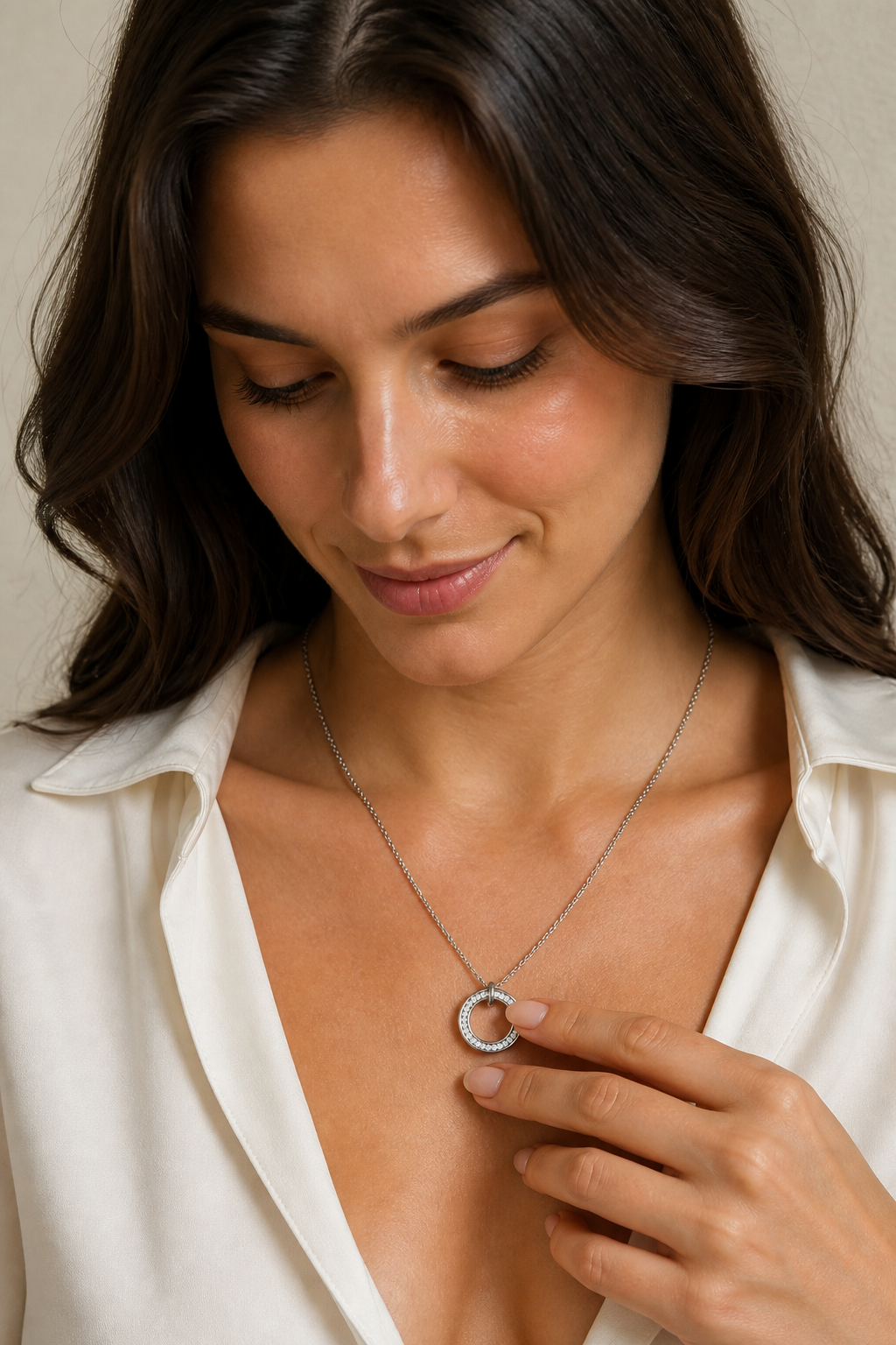 Vrouw draagt een zilveren dubbele ringen steentjes ketting, hypoallergeen stainless steel damessieraad