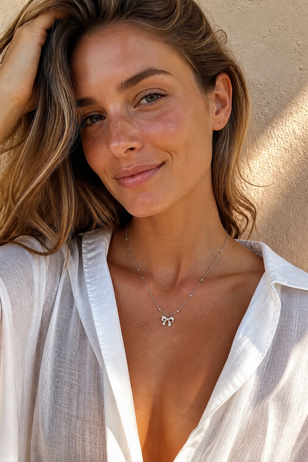 Vrouw draagt een zilveren strikje ketting, hypoallergeen stainless steel damessieraad
