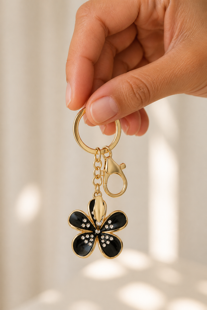 bloemetje sleutelhanger zwart in de hand, cadeau-idee
