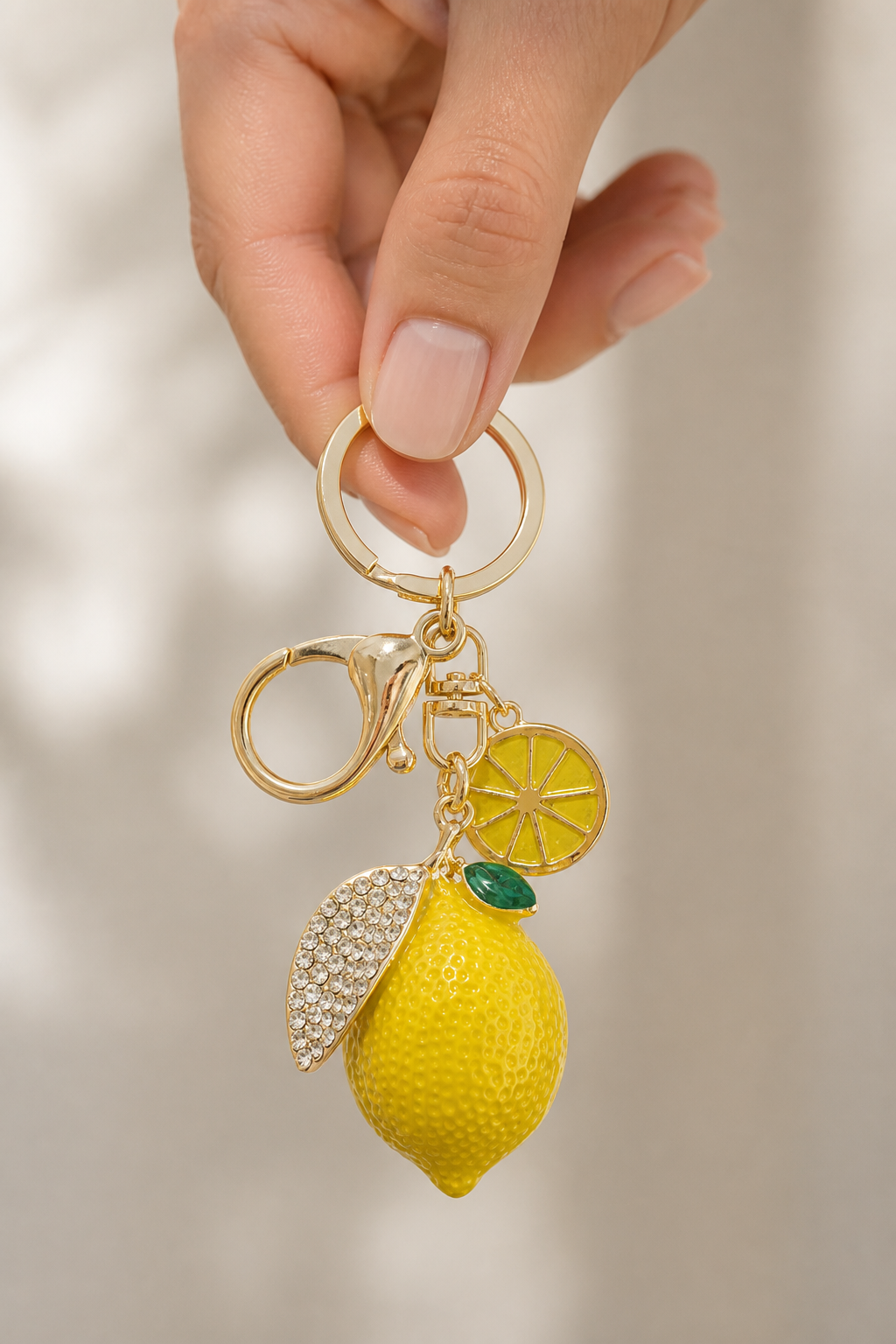 citroen sleutelhanger in de hand, cadeau-idee