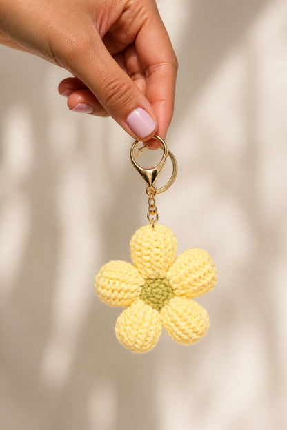gehaakte bloem sleutelhanger geel in de hand, cadeau-idee
