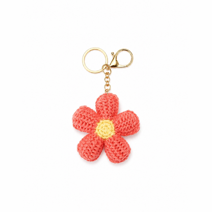 gehaakte bloem sleutelhanger rood, productfoto op witte achtergrond
