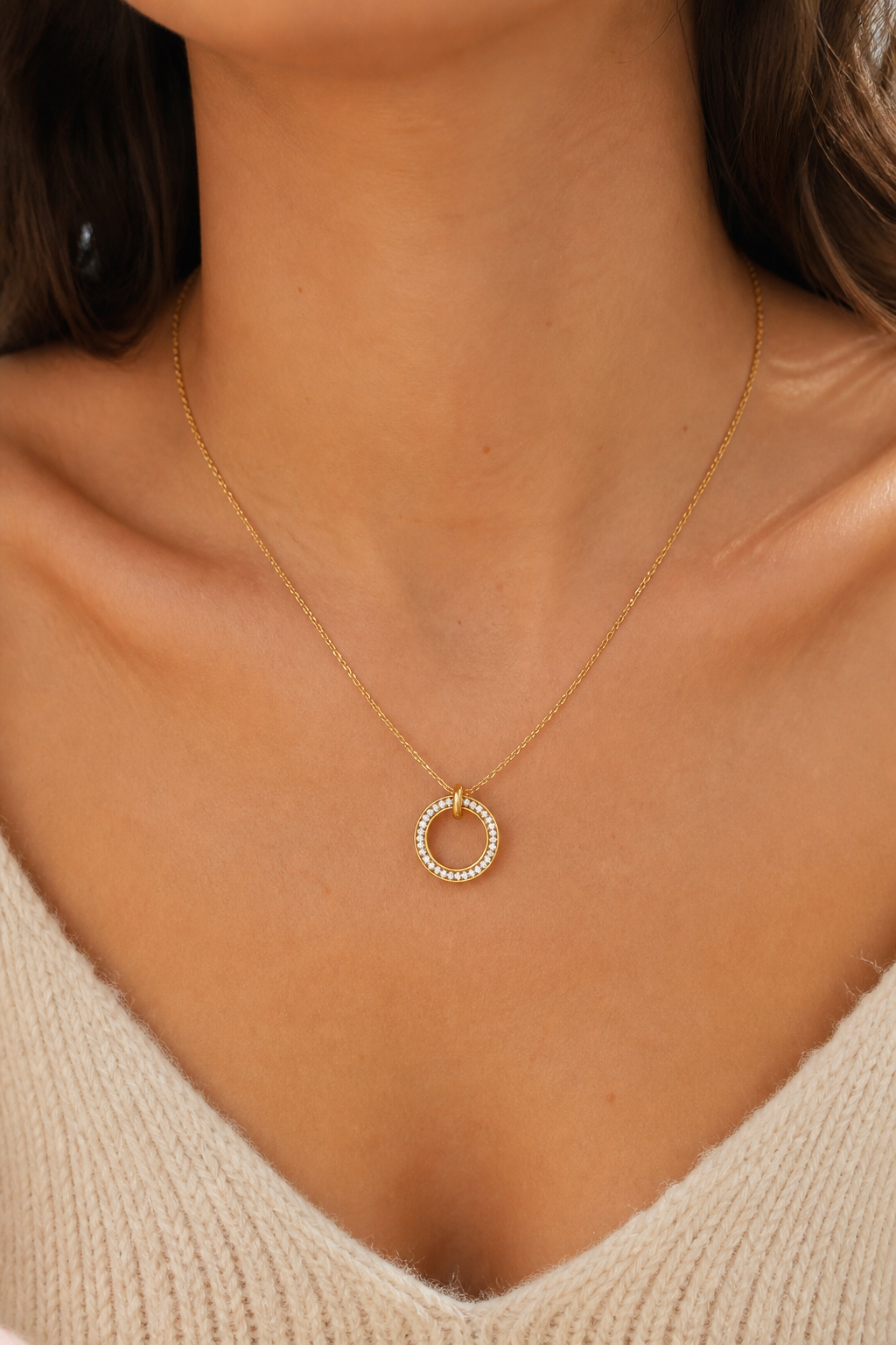 Gouden dubbele ringen steentjes ketting om de hals van een vrouw, waterproof stainless steel damessieraad
