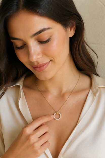 Vrouw draagt een gouden dubbele ringen steentjes ketting, hypoallergeen stainless steel damessieraad