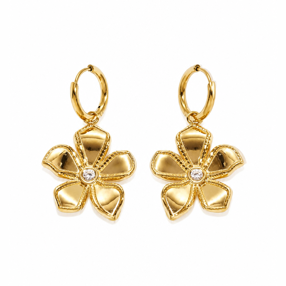 Gouden grote bloem oorbellen van stainless steel, productfoto op witte achtergrond
