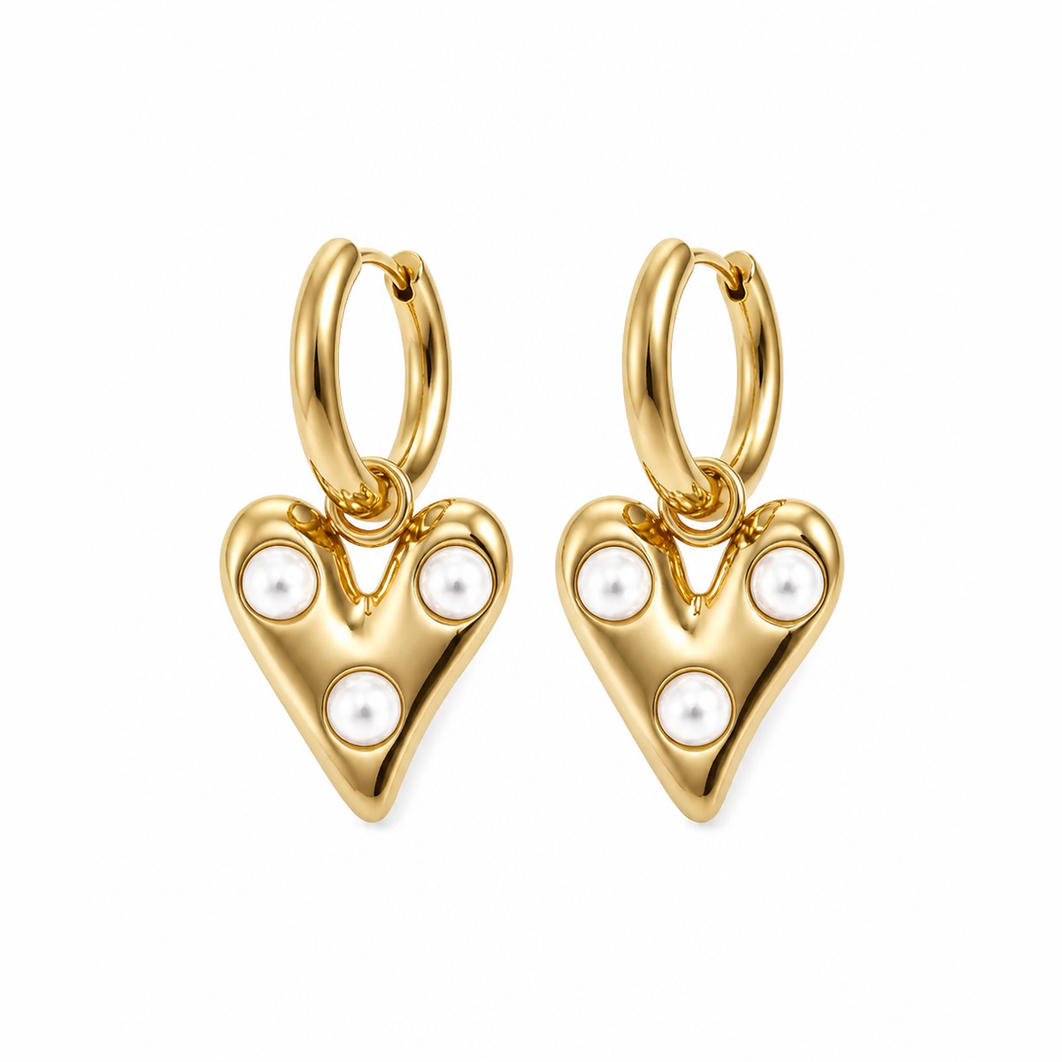Gouden hartje parels oorbellen van stainless steel, productfoto op witte achtergrond