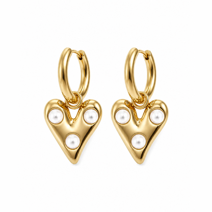 Gouden hartje parels oorbellen van stainless steel, productfoto op witte achtergrond