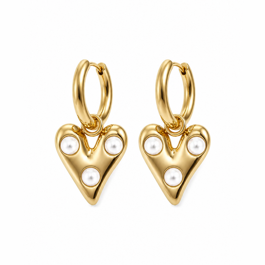 Gouden hartje parels oorbellen van stainless steel, productfoto op witte achtergrond