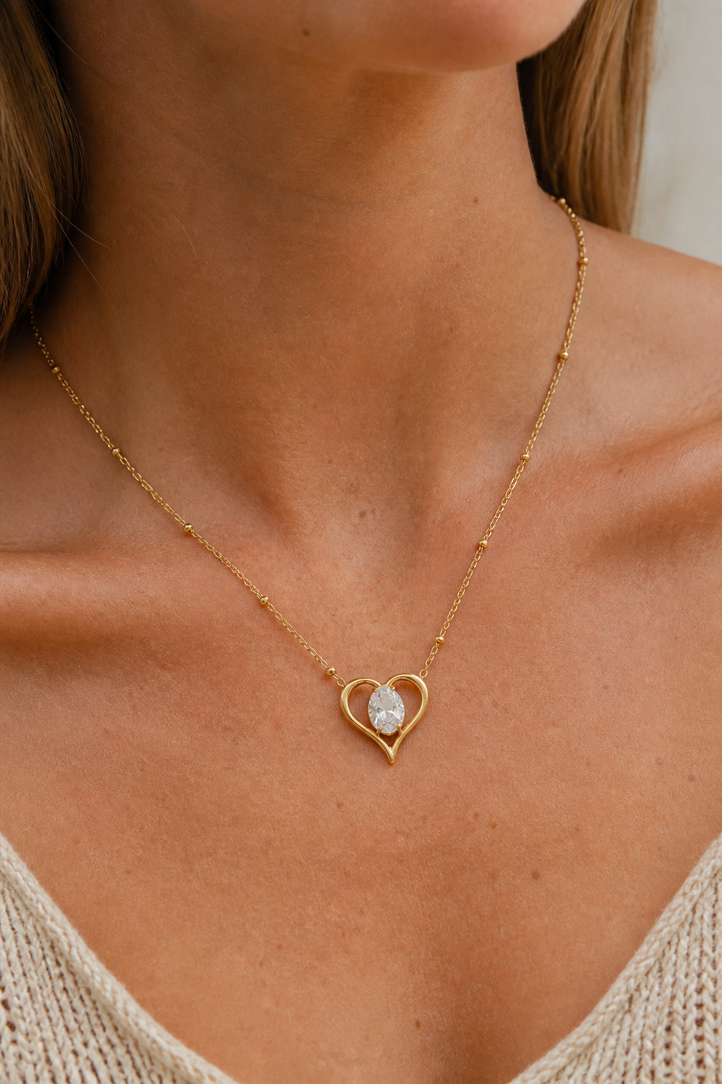 Gouden hartje witte steen ketting om de hals van een vrouw, waterproof stainless steel damessieraad