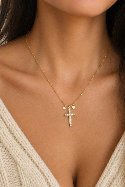 Gouden kruisje steentjes ketting om de hals van een vrouw, waterproof stainless steel damessieraad