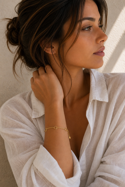 Vrouw draagt een gouden open hartjes armband, hypoallergeen stainless steel damessieraad