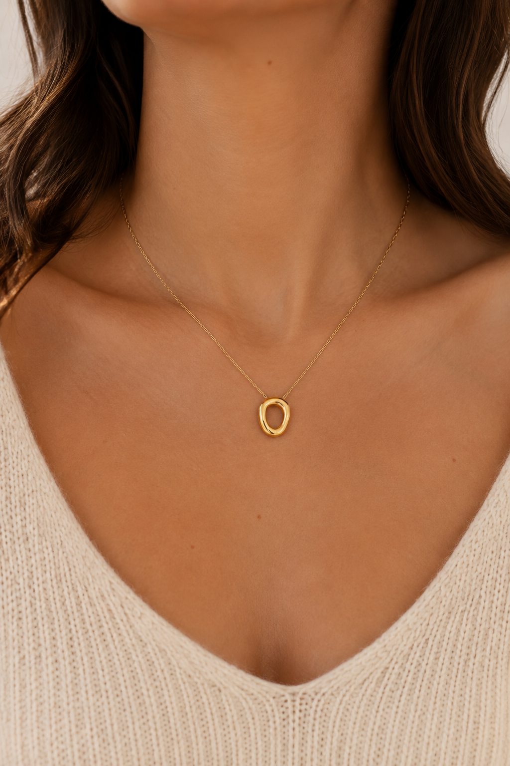 Gouden ovale ring ketting om de hals van een vrouw, waterproof stainless steel damessieraad