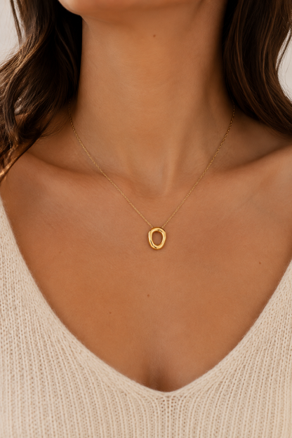 Gouden ovale ring ketting om de hals van een vrouw, waterproof stainless steel damessieraad