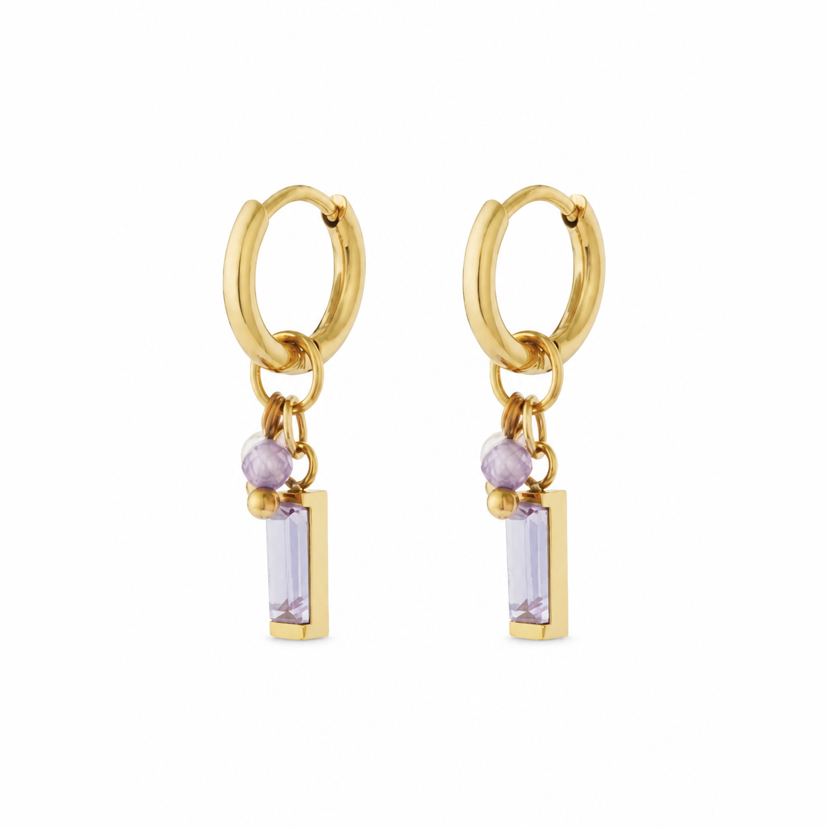 Gouden paarse steen oorbellen van stainless steel, productfoto op witte achtergrond