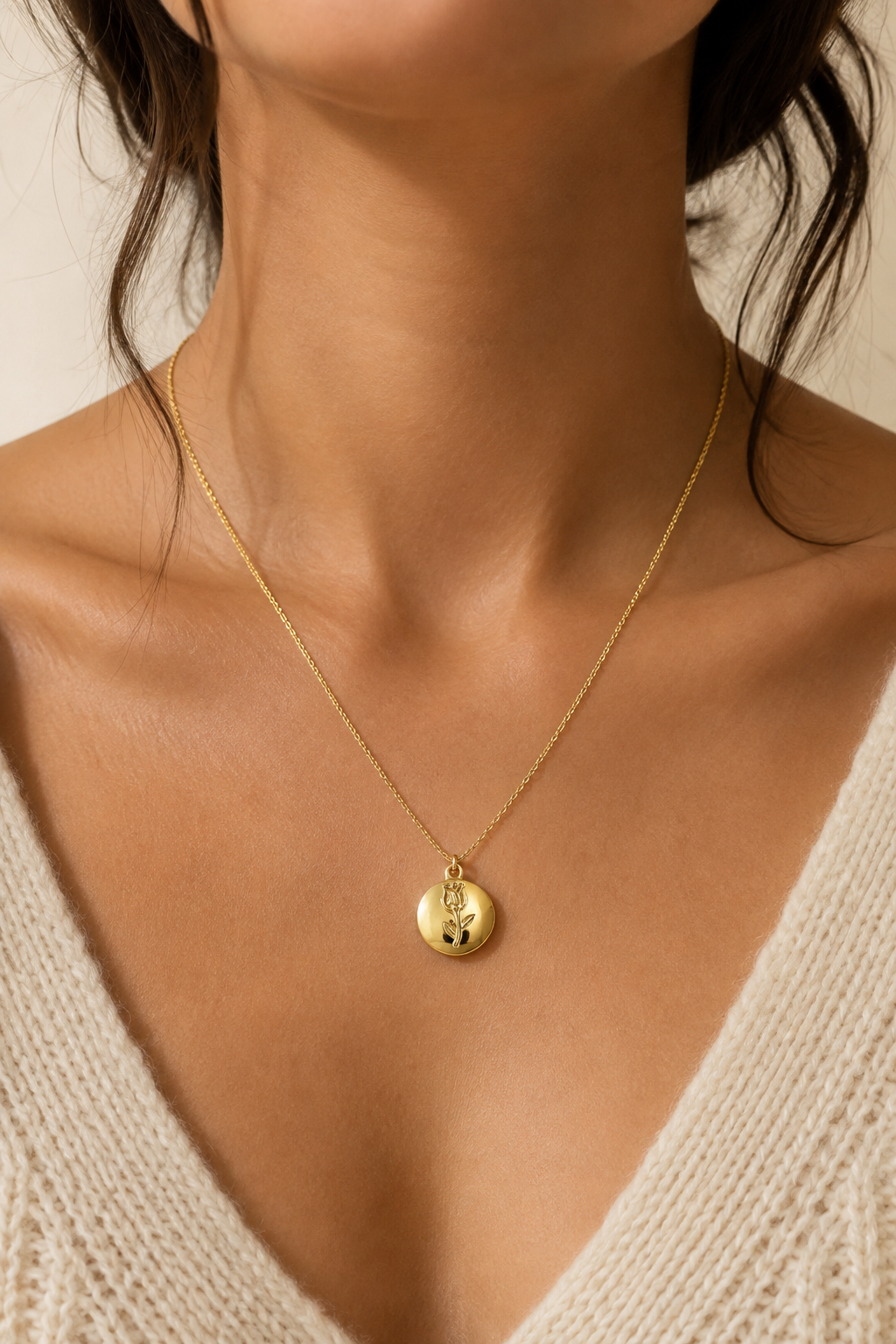 Gouden roosje bolletje ketting om de hals van een vrouw, waterproof stainless steel damessieraad