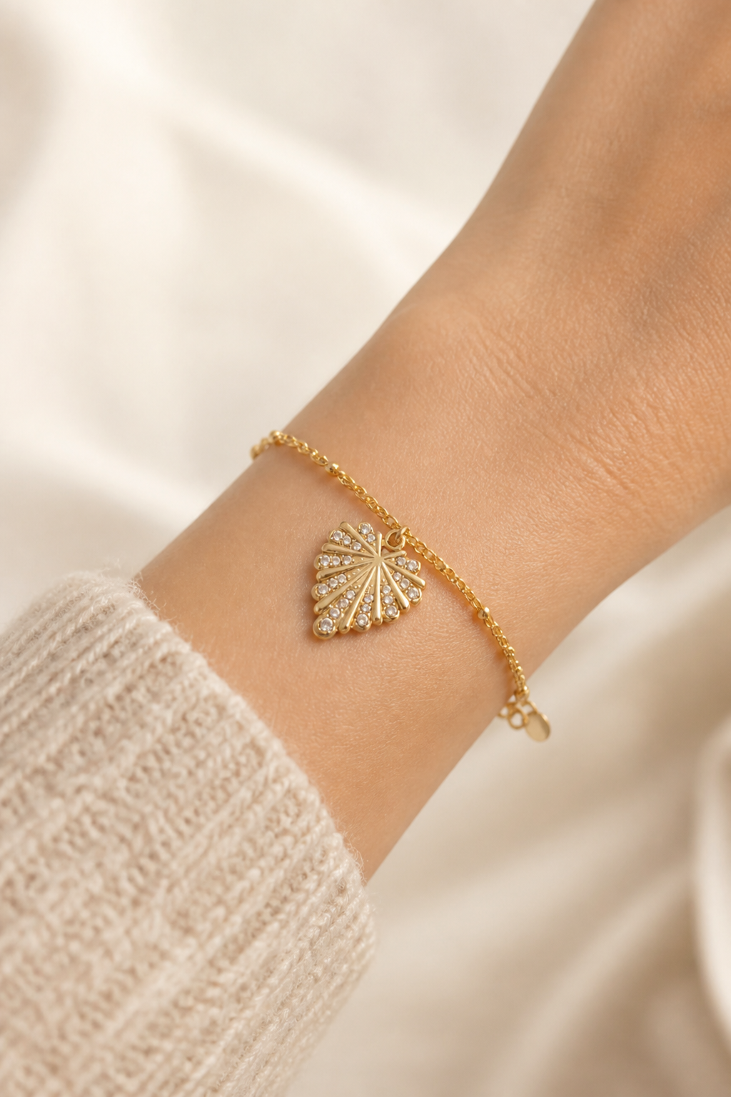 Gouden schelp armband om de pols van een vrouw, waterproof stainless steel damessieraad