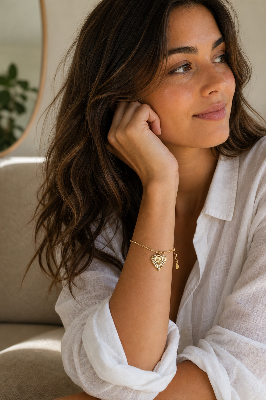 Vrouw draagt een gouden schelp armband, hypoallergeen stainless steel damessieraad