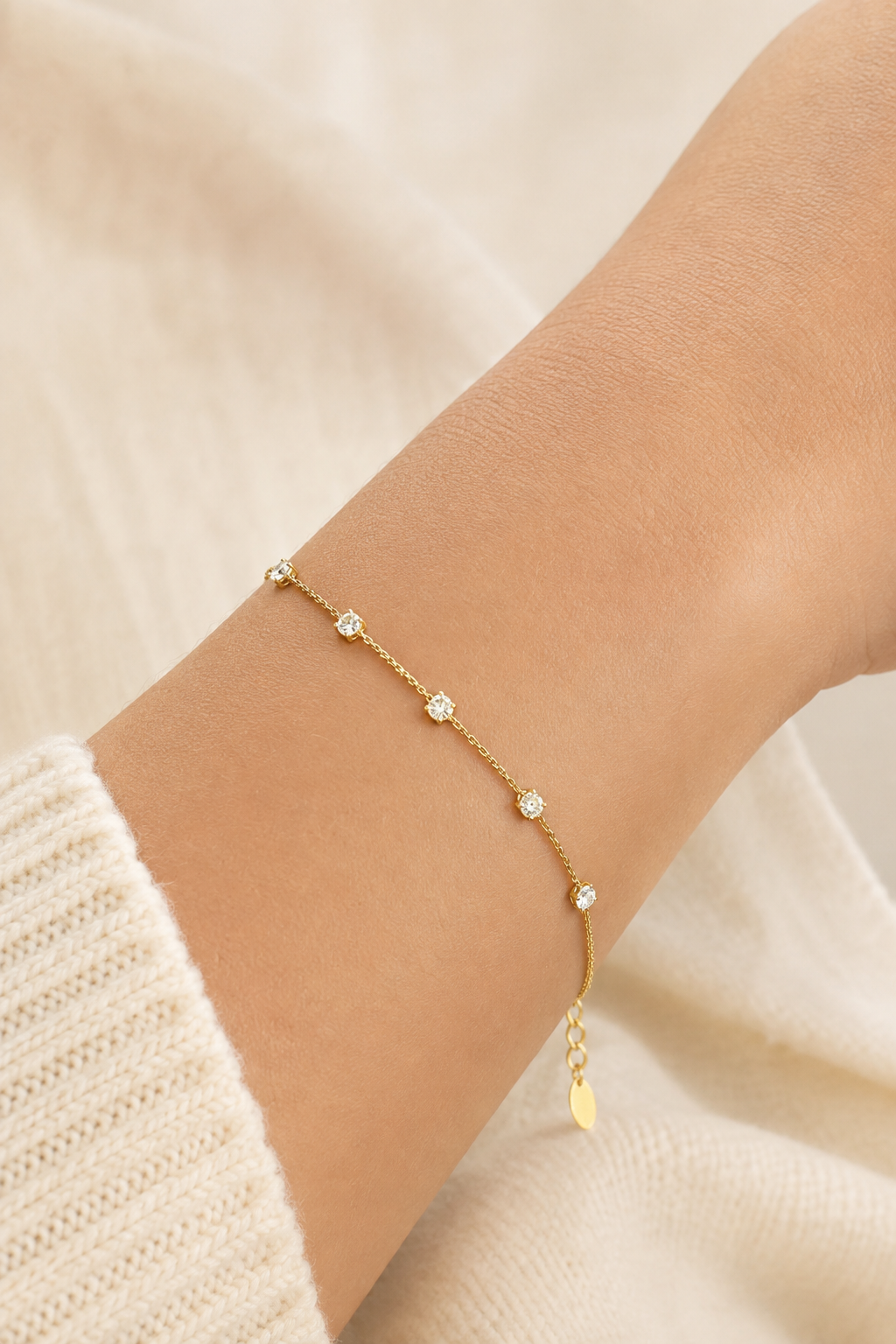 Gouden steentjes armband om de pols van een vrouw, waterproof stainless steel damessieraad