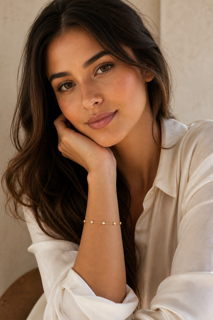 Vrouw draagt een gouden steentjes armband, hypoallergeen stainless steel damessieraad