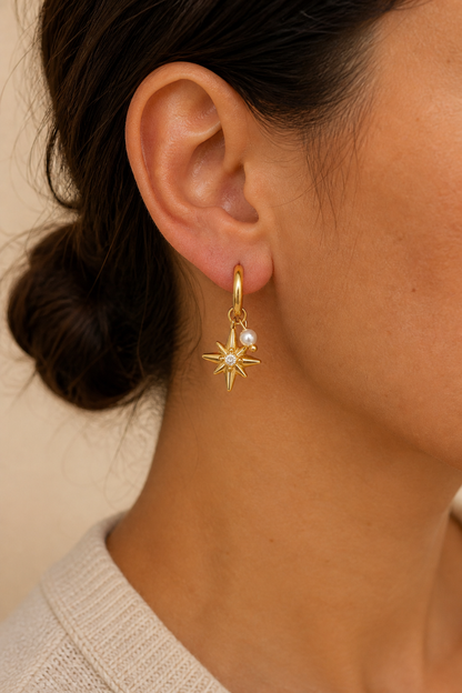 Gouden ster parel oorbellen in het oor van een vrouw, waterproof stainless steel damessieraad