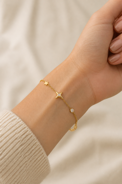 Gouden sterren armband om de pols van een vrouw, waterproof stainless steel damessieraad