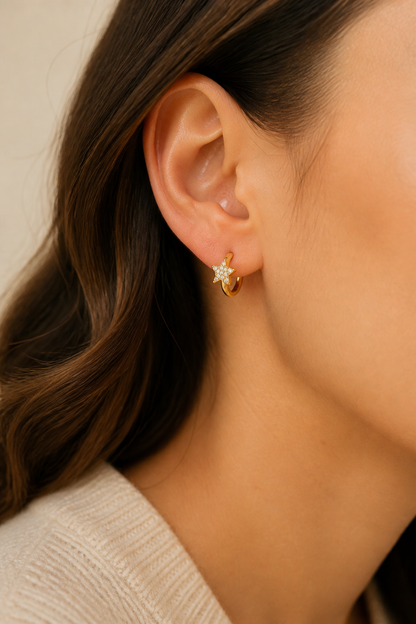 Gouden sterretjes steentjes oorbellen in het oor van een vrouw, waterproof stainless steel damessieraad