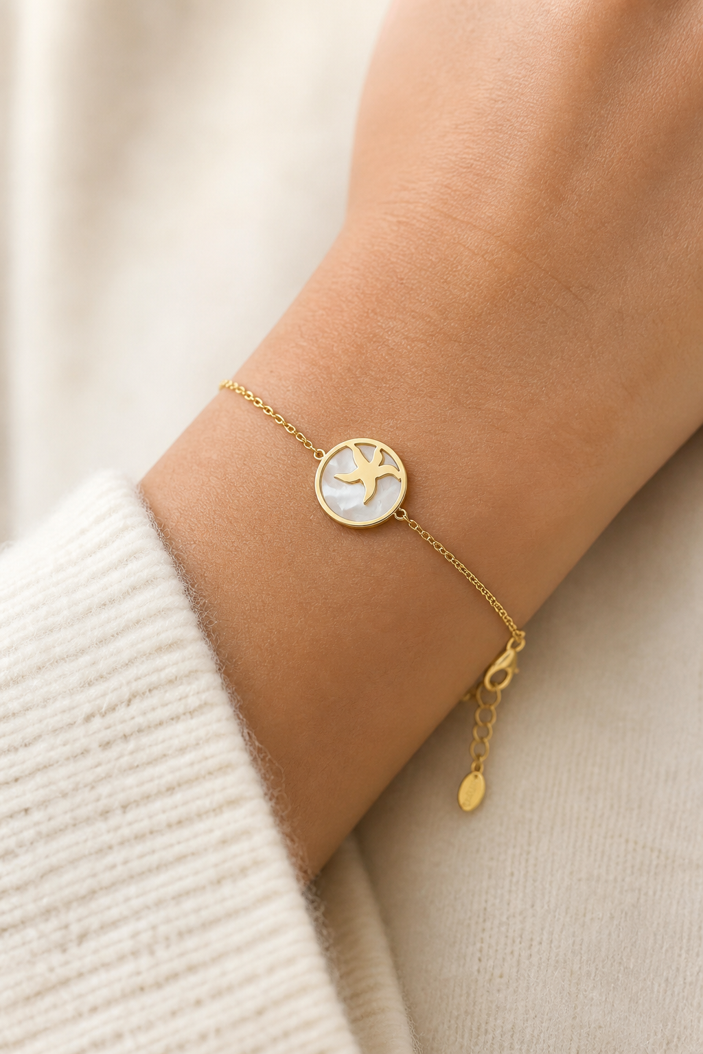 Gouden zeester armband om de pols van een vrouw, waterproof stainless steel damessieraad