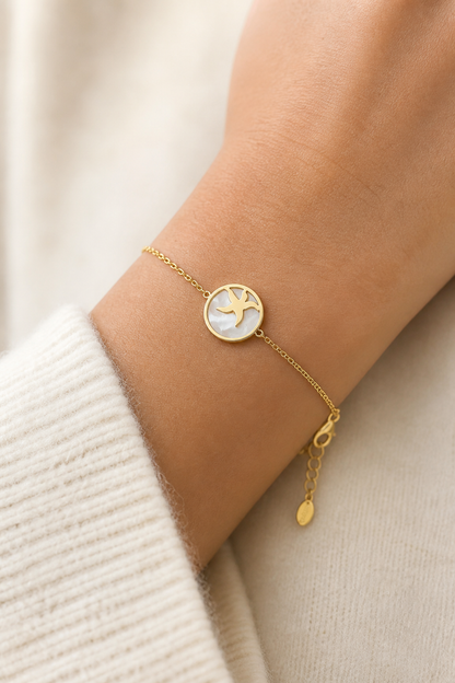 Gouden zeester armband om de pols van een vrouw, waterproof stainless steel damessieraad