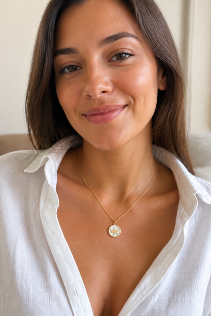 Vrouw draagt een gouden zeester parelmoer ketting, hypoallergeen stainless steel damessieraad