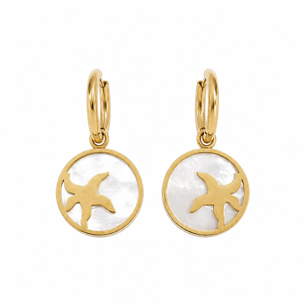 Gouden zeester parelmoer oorbellen van stainless steel, productfoto op witte achtergrond