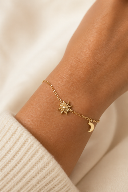 Gouden zon en maan armband om de pols van een vrouw, waterproof stainless steel damessieraad