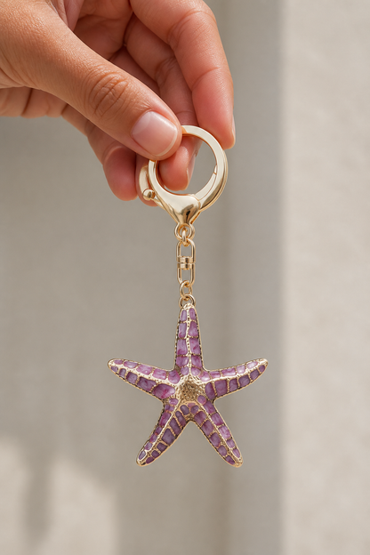 grote zeester sleutelhanger paars in de hand, cadeau-idee