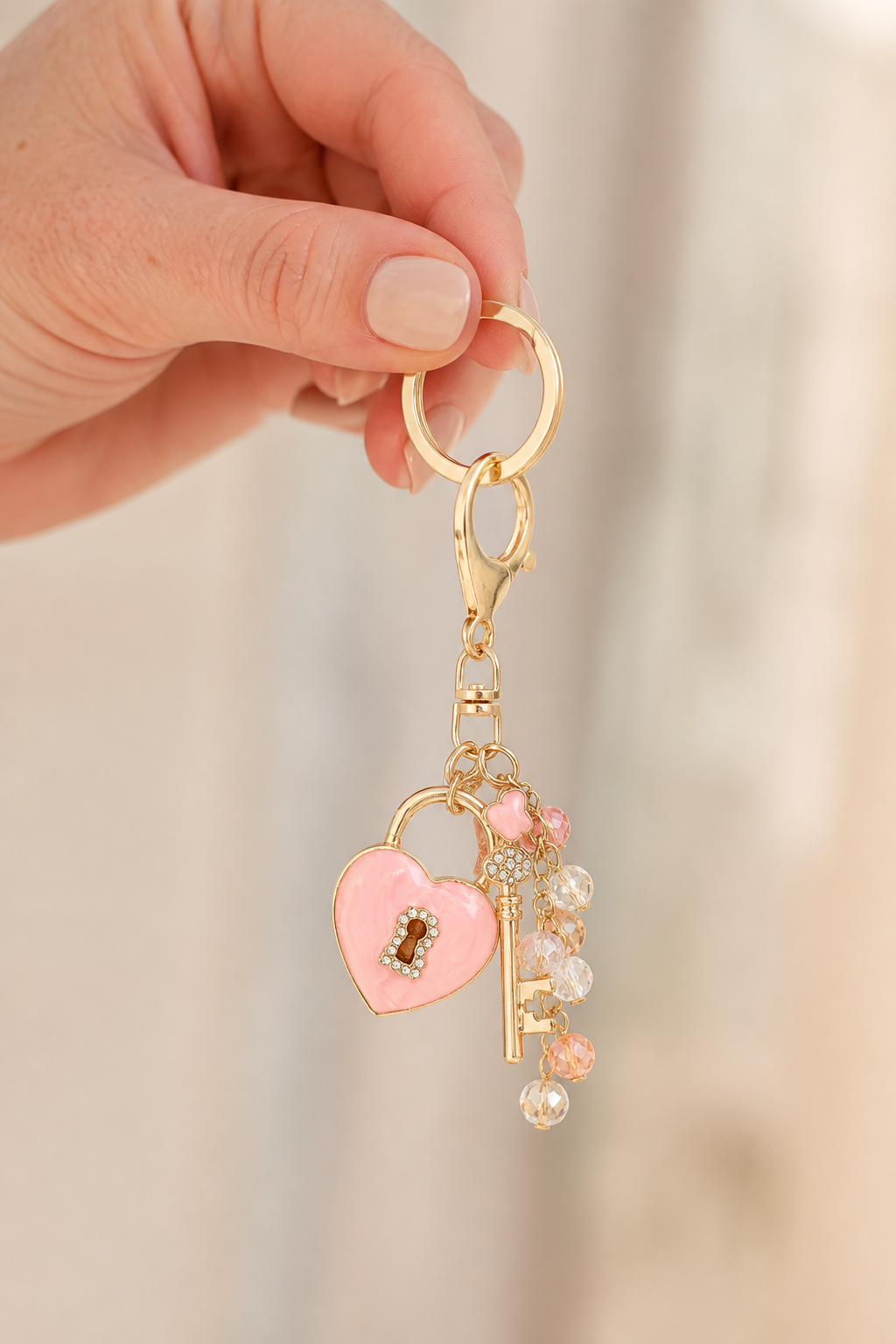 hartslot sleutel sleutelhanger in de hand, cadeau-idee