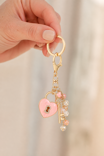hartslot sleutel sleutelhanger in de hand, cadeau-idee