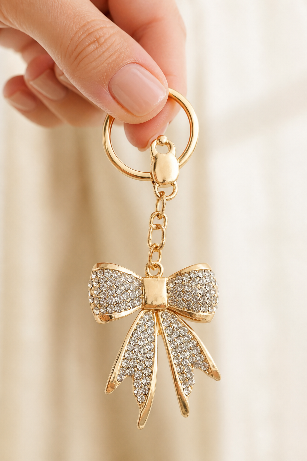 strik sleutelhanger wit in de hand, cadeau-idee