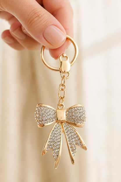 strik sleutelhanger wit in de hand, cadeau-idee