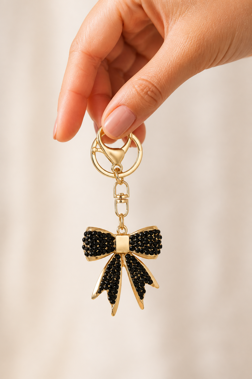 strik sleutelhanger zwart in de hand, cadeau-idee