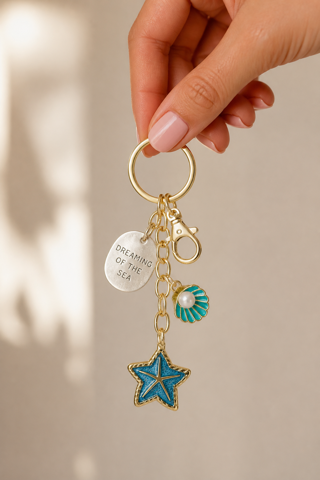 zeeschelp zeester sleutelhanger in de hand, cadeau-idee