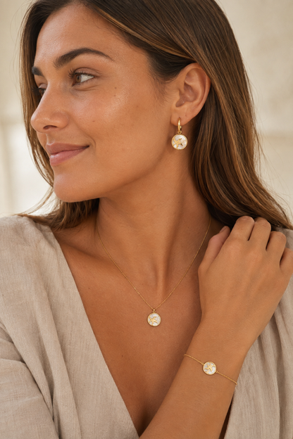 Goudkleurige Zeester In Cirkel Setje Ketting + Armband + Oorbellen, sfeerfoto van het complete setje