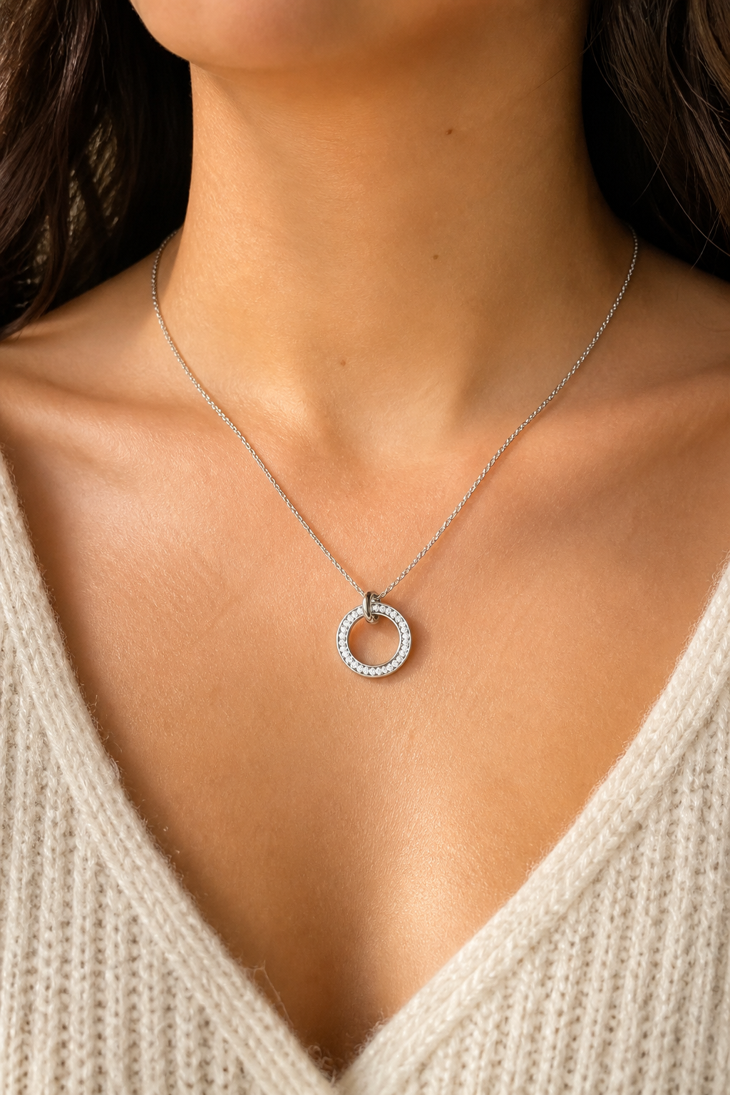 Zilveren dubbele ringen steentjes ketting om de hals van een vrouw, waterproof stainless steel damessieraad