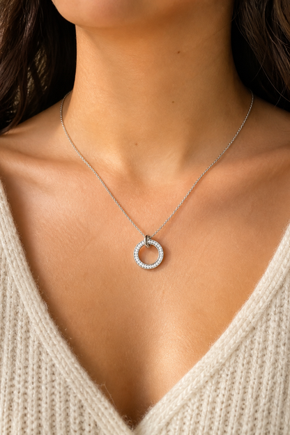 Zilveren dubbele ringen steentjes ketting om de hals van een vrouw, waterproof stainless steel damessieraad