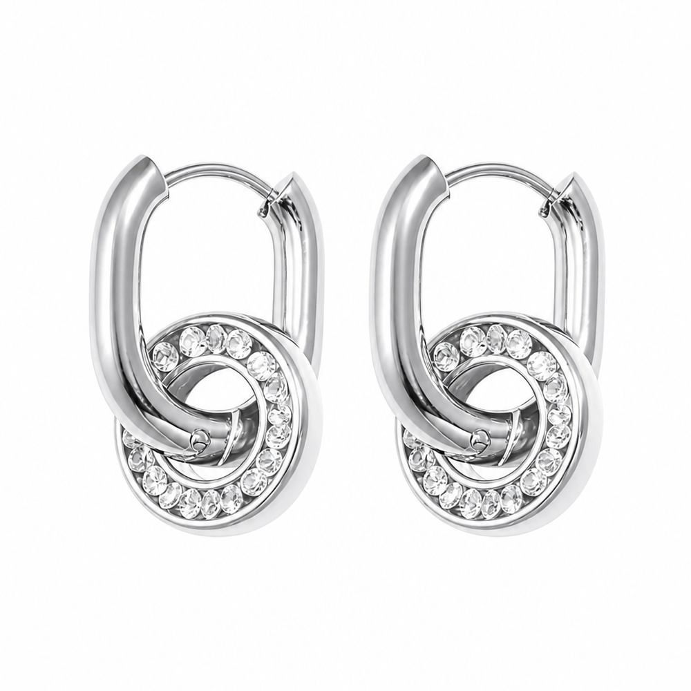 Zilveren dubbele ringen steentjes oorbellen van stainless steel, productfoto op witte achtergrond