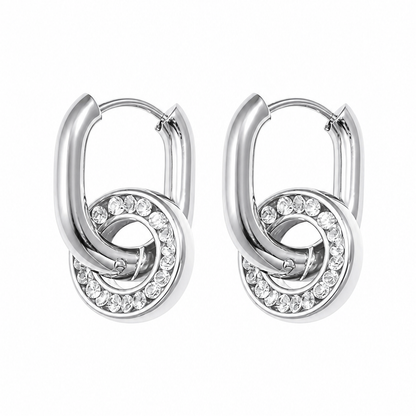 Zilveren dubbele ringen steentjes oorbellen van stainless steel, productfoto op witte achtergrond