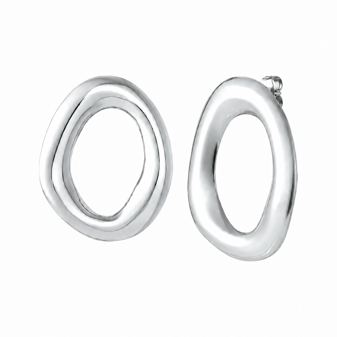 Zilveren grote ovale ringen oorbellen van stainless steel, productfoto op witte achtergrond