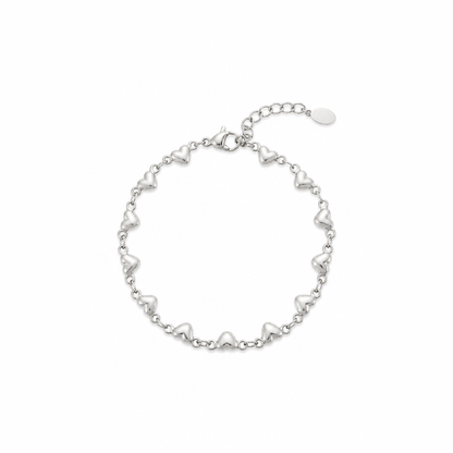 Zilveren hartjes armband van stainless steel, productfoto op witte achtergrond