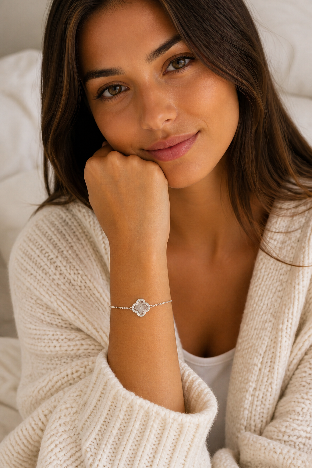 Vrouw draagt een zilveren klavertje vier armband, hypoallergeen stainless steel damessieraad