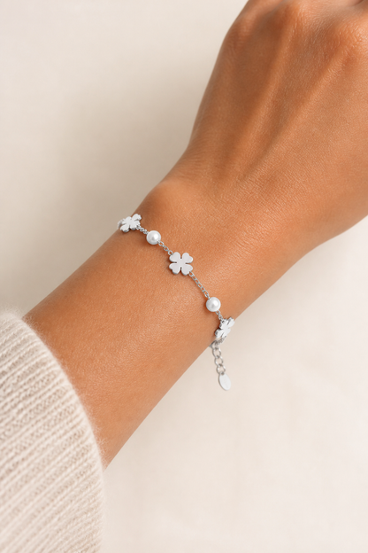 Zilveren klavertjes parels armband om de pols van een vrouw, waterproof stainless steel damessieraad