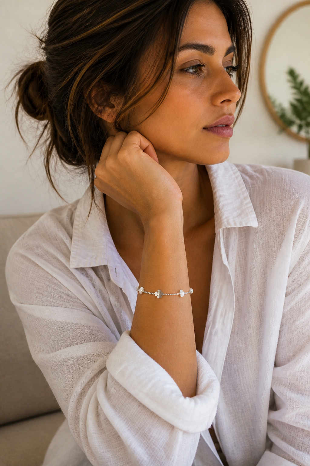 Vrouw draagt een zilveren klavertjes parels armband, hypoallergeen stainless steel damessieraad
